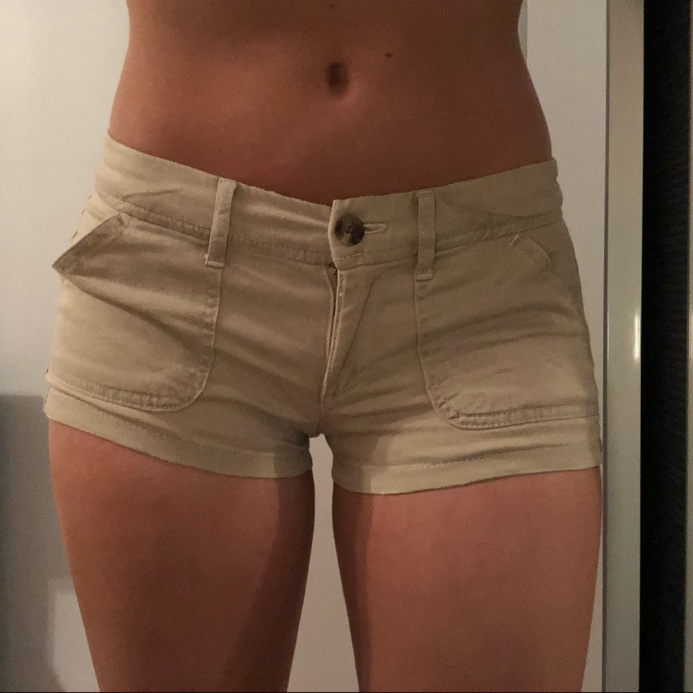 mini hollister khaki shorts